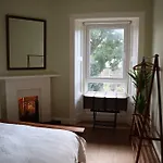 Stylish Victorian Apartment For Two In Edinburgh