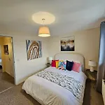 2 Bed Apt, 4 Beds With Parking