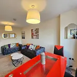 2 Bed Apt, 4 Beds With Parking