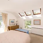 Stylish 3-Bedroom 2-Storey House With Patio And Balcony Near Princes Street