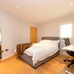 Stylish 3-Bedroom 2-Storey House With Patio And Balcony Near Princes Street