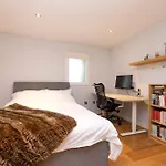 Stylish 3-Bedroom 2-Storey House With Patio And Balcony Near Princes Street