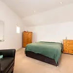 Stylish 3-Bedroom 2-Storey House With Patio And Balcony Near Princes Street