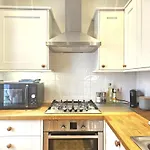 Edinburgh Elegant 1-Bedroom City Apartment