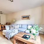 Guestready - Bright Home Near New Town