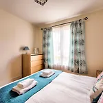 Guestready - Bright Home Near New Town