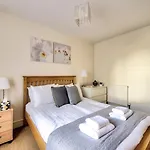 Guestready - Bright Home Near New Town