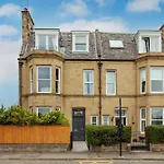 Beautiful Victorian Apartment Close To The Botanical Gardens, Free Parking!