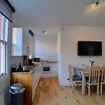 Cosy 2 Bed Edinburgh Apartment