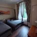 2 Bedroom Apartment In Edinburgh With Free On Street Parking , 15 Minutes From Centre