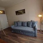 2 Bedroom Apartment In Edinburgh With Free On Street Parking , 15 Minutes From Centre