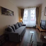 2 Bedroom Apartment In Edinburgh With Free On Street Parking , 15 Minutes From Centre