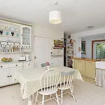 Charming 3 Bed Cottage For Share , Private Room Bookings , Free Parking , Strong Internet