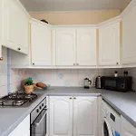 Stunning 2 Bed Apartment Free Parking