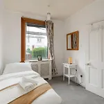 Stunning 2 Bed Apartment Free Parking