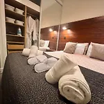 Haymarket Modern Flat For 2 Guests