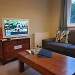Modern Flat Near Murrayfield Stadium, Sleeps 4