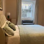 Spacious Apartment In Central Edinburgh