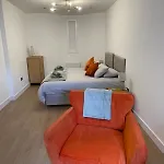 Modern Studio Apartment, Access To Holyrood & City