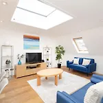 Ultra Sytlish West End Apt - Quiet Location