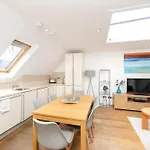 Ultra Sytlish West End Apt - Quiet Location