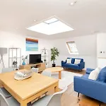 Ultra Sytlish West End Apt - Quiet Location