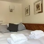 Stylish Apartment With Private Roof Terrace