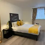 Quiet 2 Bedrooms And 2 Bathrooms With Free Parking