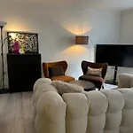 Quiet 2 Bedrooms And 2 Bathrooms With Free Parking