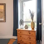 Bright And Quiet 1 Bedroom Apartment, Close To Haymarket