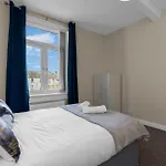 2 Bedroom Apartment In Edinburgh With 2 Free Parking Spaces