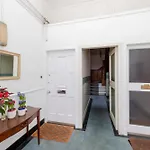 Joivy Spacious 2-Bedroom Ground Floor Flat