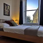Lauriston Place Apartment