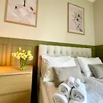Central Apartment - Close To Everything!