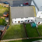 Luxury 3-Bed Townhouse With Free Parking And Central