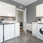 Crewe Apartment - Modern 2 Bedroom, Free Private Parking And Garden