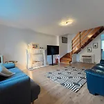 Cozy 2 Bedrooms With Private Parking Space And Garden