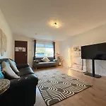 Cozy 2 Bedrooms With Private Parking Space And Garden