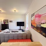 Quiet 2 Bedrooms And 2 Bathrooms With Free Parking