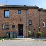 City Centre House - 5 Bedrooms - Sleeps 9 - Parking