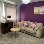 Chic 2 Bed Apartment With Free Parking- Recently Redecorated, 10 Minutes To City Centre