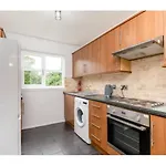 2 Bedroom Central Apartment With Free Parking Sleeps 4 People