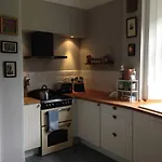 2 Bedroom Flat In Holyrood Park Sleeps 5