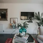 Spacious Flat Near Murrayfield - Sleeps 4
