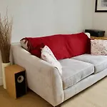 1 Bedroom Flat In Meadowbank