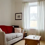 1 Bedroom Flat In Meadowbank