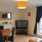 2 Bedroom Apartment Off Leith Walk Sleeps 5