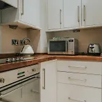 Reizand Apartments, Young St