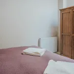 Reizand Apartments, Young St