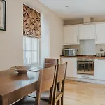 Reizand Apartments, Young St